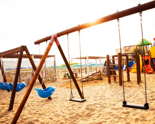 Balançoires et jeux sur la plage