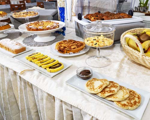 Buffet di dolci per colazione