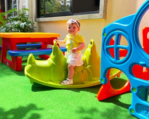 Giochi per bambini fuori dall'hotel