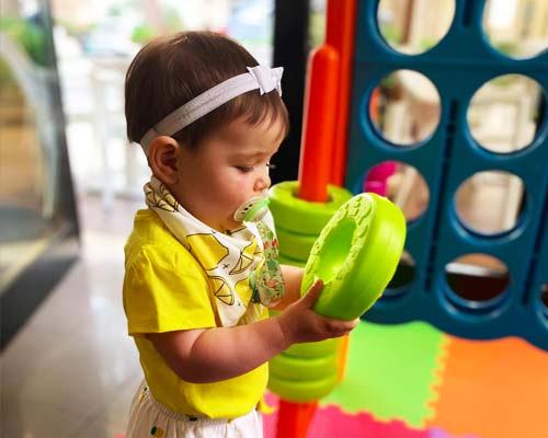 Jeux pour enfants dans l'hôtel