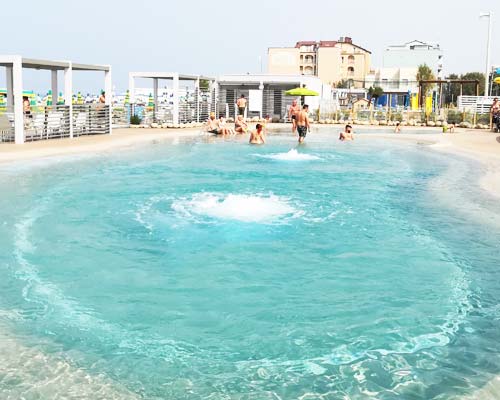 Das Schwimmbad am Strand