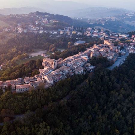 Mondaino un borgo dell'entroterra romagnolo ricco di tradizioni